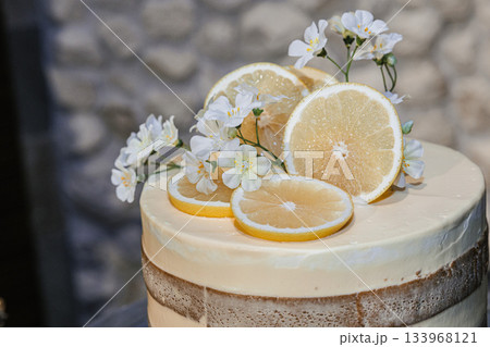 大人のおしゃれな雰囲気の高級感ある大きなケーキ 大人のおしゃれな雰囲気の高級感ある大きなケーキ 133968121