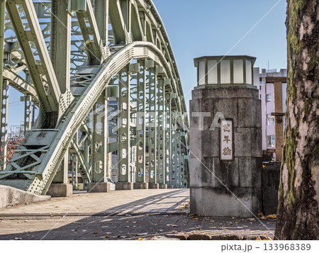 小名木川に架かる「万年橋」の銘板 133968389