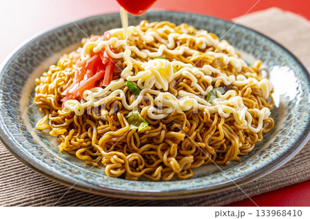 カップ焼きそば皿盛りf 133968410