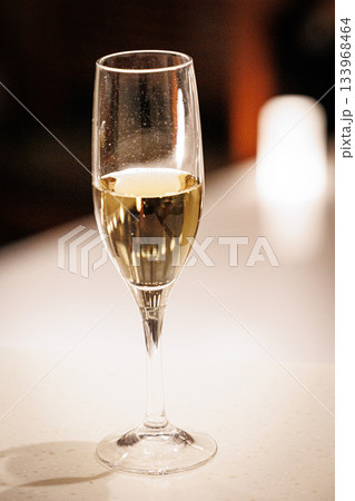 高級な雰囲気のシャンパンのイメージ画像 133968464