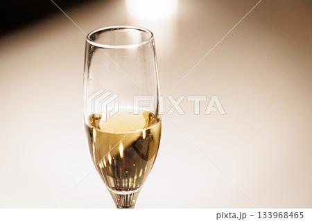高級な雰囲気のシャンパンのイメージ画像 133968465