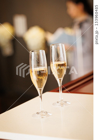 高級な雰囲気のシャンパンのイメージ画像 133968485