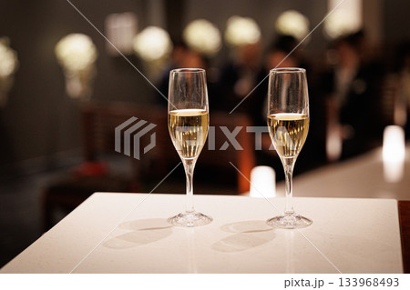 高級な雰囲気のシャンパンのイメージ画像 133968493
