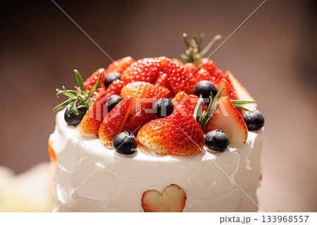 苺が沢山のった大きなクリームケーキの画像　ウェデイングケーキ 133968557