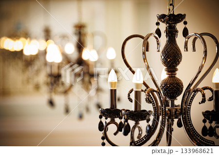 黒いシャンデリア　おしゃれな照明のイメージ画像 133968621