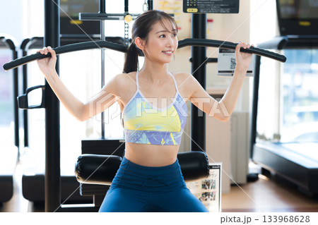 スポーツジムでトレーニングする若い女性 133968628