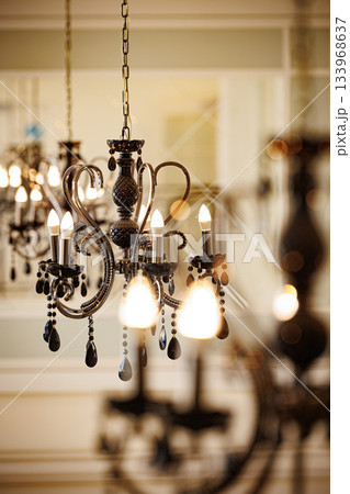 黒いシャンデリア　おしゃれな照明のイメージ画像 133968637