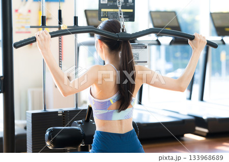 スポーツジムでトレーニングする若い女性 133968689