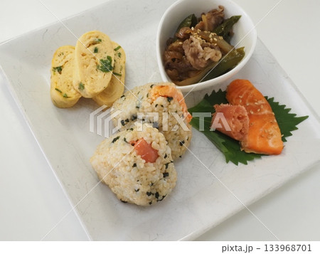 おにぎりランチ、妻の手作り家庭料理、家庭で楽しむ夕ご飯、幸せ家族 おにぎりランチ、妻の手作り家庭料理、家庭で楽しむ夕ご飯、幸せ家族 133968701