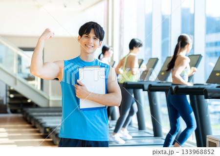 ジムで働くトレーナー 133968852