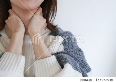 首の痛みを感じる女性 首の痛みを感じる女性 133968946