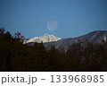 月と奥穂高 133968985