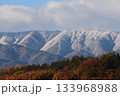 紅葉と雪景色 133968988