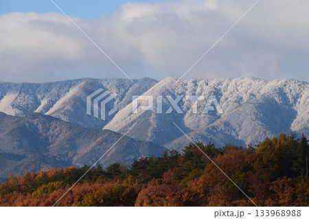 紅葉と雪景色 133968988