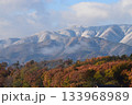 紅葉と雪景色 133968989
