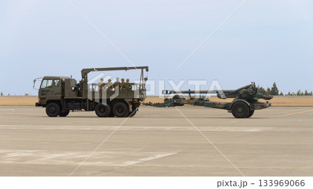 牽引される陸上自衛隊155mm榴弾砲 133969066