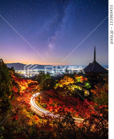 【AI生成画像】京都東山の紅葉ライトアップと市内の夜景 【AI生成画像】京都東山の紅葉ライトアップと市内の夜景 133969455