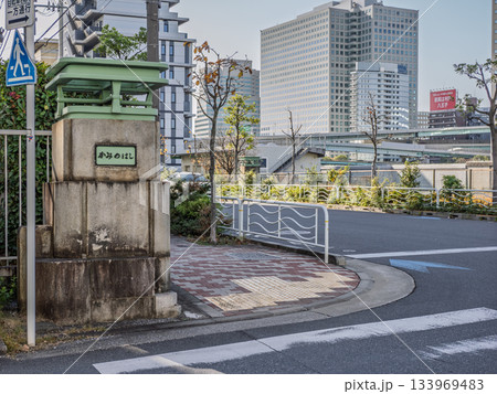 かつての仙台堀川に架けられた「上之橋」跡に残る親柱と銘板 133969483