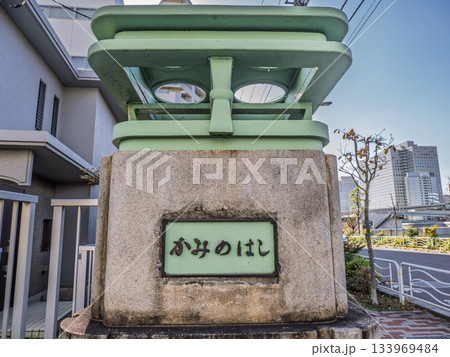 かつての仙台堀川に架けられた「上之橋」跡に残る親柱と銘板 133969484