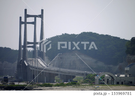 2011年7月被災した相馬市原釜尾浜、松ヶ浦大橋 133969781