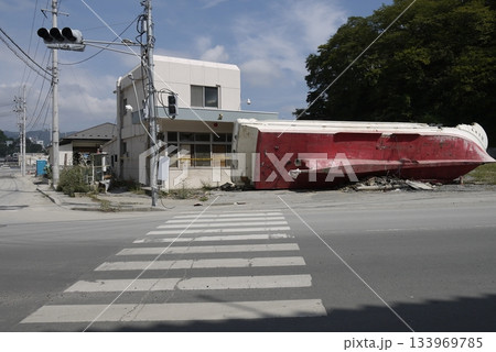 2012年気仙沼市、交番まで流された漁船 133969785