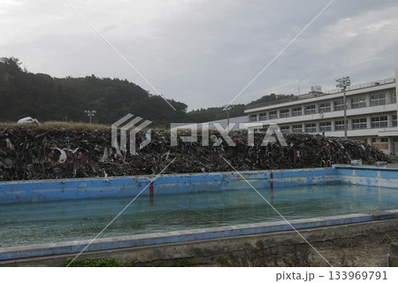 2011年いわき市薄磯の豊間中学校、瓦礫の山 2011年いわき市薄磯の豊間中学校、瓦礫の山 133969791