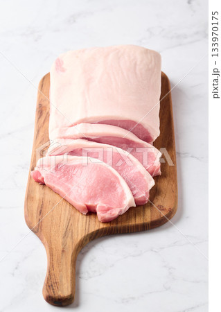 切り分けた豚ロース　 133970175