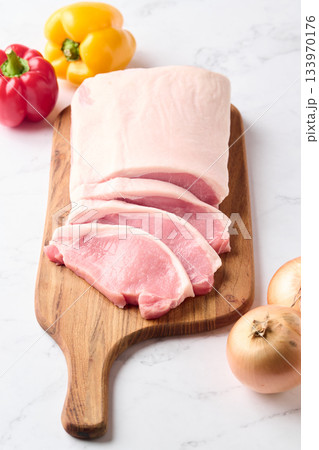 切り分けた豚ロース　 133970176