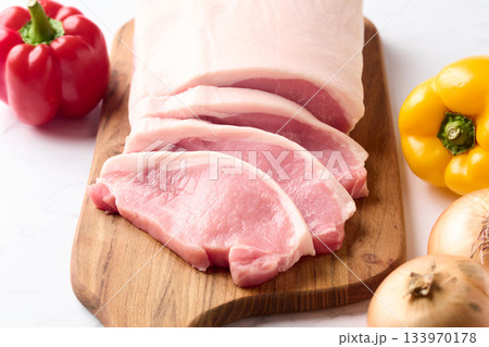 切り分けた豚ロース　 133970178