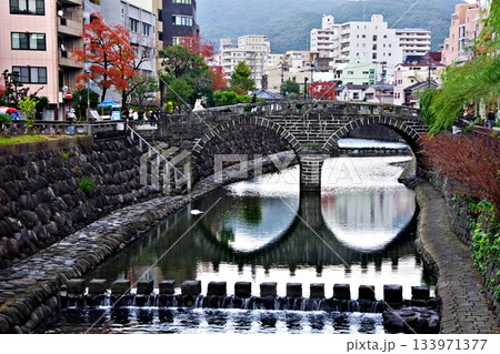 長崎の観光名所「めがね橋」を散策する 長崎の観光名所「めがね橋」を散策する 133971377