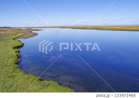 風連湖と根室湾に挟まれた砂洲である春国岱 風連湖と根室湾に挟まれた砂洲である春国岱 133971468