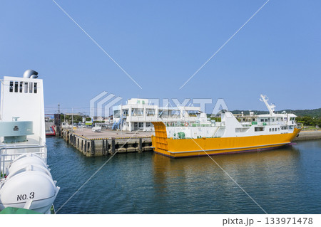 姫島港に到着したフェリー船 133971478
