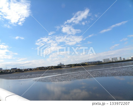 谷津干潟公園での青空と白い雲 133972207
