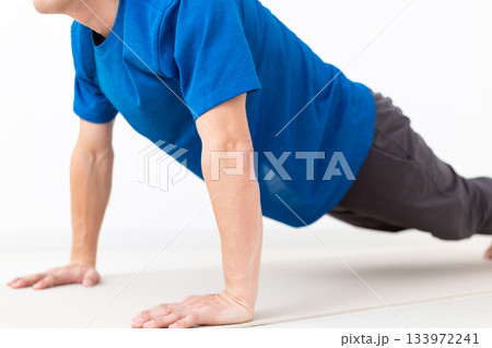 腕立て伏せをするTシャツ姿のミドル男性 133972241