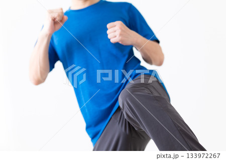 格闘技の練習をするTシャツ姿のミドル男性 133972267