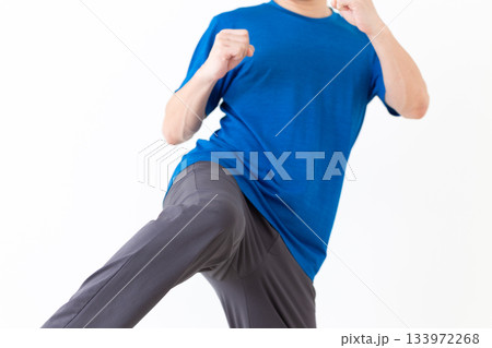 格闘技の練習をするTシャツ姿のミドル男性 133972268