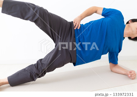サイドプランクの筋トレをするTシャツ姿のミドル男性 サイドプランクの筋トレをするTシャツ姿のミドル男性 133972331