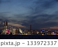 夕暮れ〜夜の横浜・みなとみらいの風景　港湾都市の都会の夜景イメージ 133972337