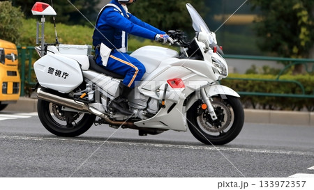 白バイのパトロール　イメージ 133972357