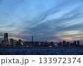 夕暮れ〜夜の横浜・みなとみらいの風景　港湾都市の都会の夜景イメージ 133972374