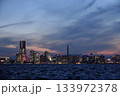 夕暮れ〜夜の横浜・みなとみらいの風景　港湾都市の都会の夜景イメージ 133972378