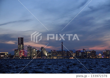 夕暮れ〜夜の横浜・みなとみらいの風景　港湾都市の都会の夜景イメージ 133972378