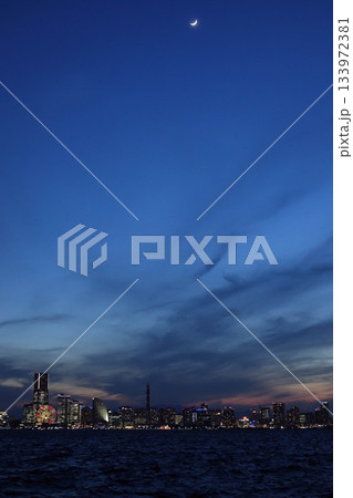 夕暮れ〜夜の横浜・みなとみらいの風景 港湾都市の都会の夜景イメージ 夕暮れ〜夜の横浜・みなとみらいの風景 港湾都市の都会の夜景イメージ 133972381