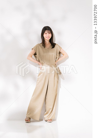 女性　ビューティー　縦　全身 133972700