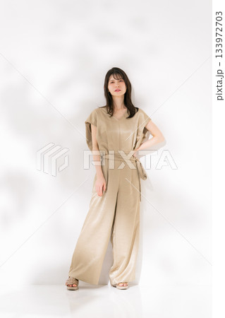女性　ビューティー　縦　全身 133972703
