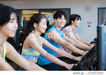 スポーツジムでトレーニングする男性 133973303