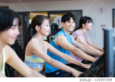 スポーツジムでトレーニングする男性 133973304
