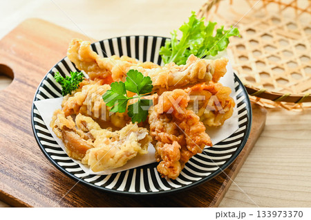 お皿に盛った鶏の天ぷら 133973370