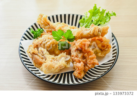 お皿に盛った鶏の天ぷら 133973372