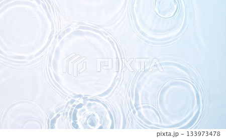 光を反射する水面をイメージした背景画像　波紋 133973478